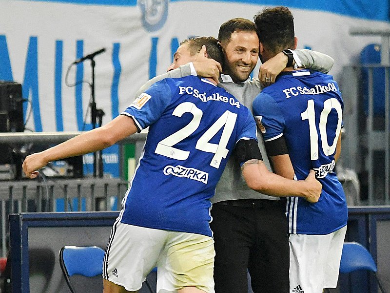F&#252;hrte seine Jungs zum ersten Sieg im ersten Saisonspiel: Schalke-Coach Domenico Tedesco.