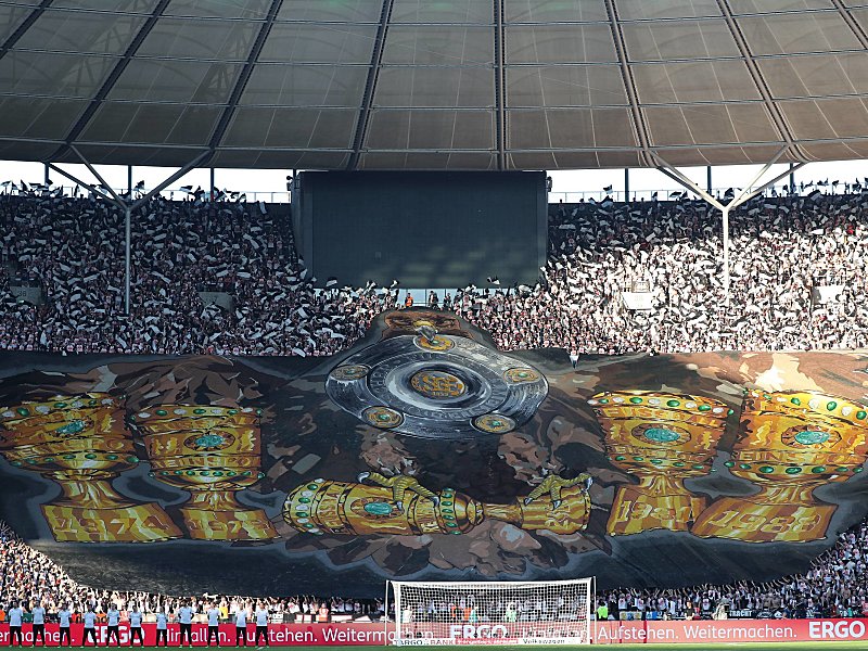 Starker Auftritt: Die Fans von Eintracht Frankfurt demonstrieren beim Pokalfinale ihre Kreativit&#228;t - auf friedliche Art und Weise.
