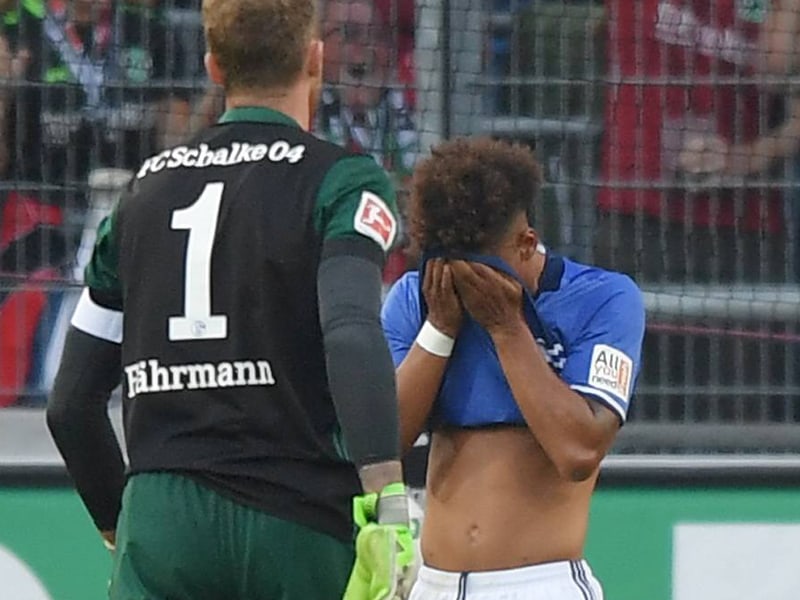 Das ging nach hinten los: Schalkes Thilo Kehrer nach seinem spielentscheidenden Fehlpass.