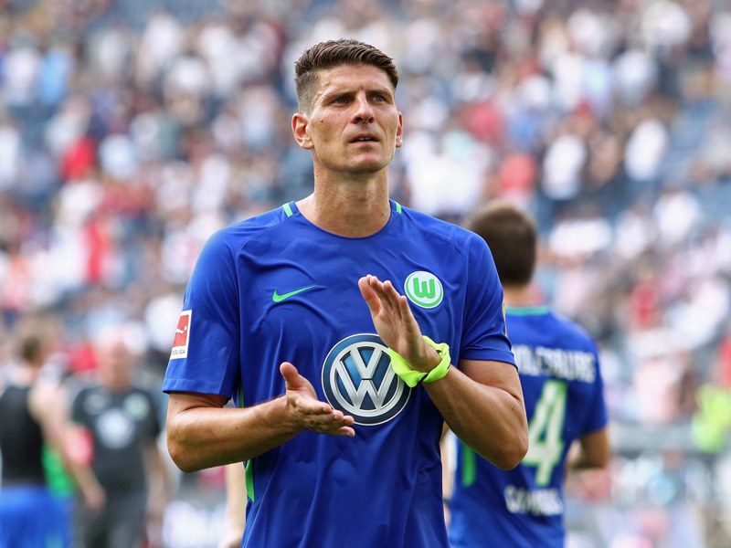 Trifft er am Samstag wieder gegen Lieblingsgegner Hannover? Wolfsburg Angreifer Mario Gomez. 
