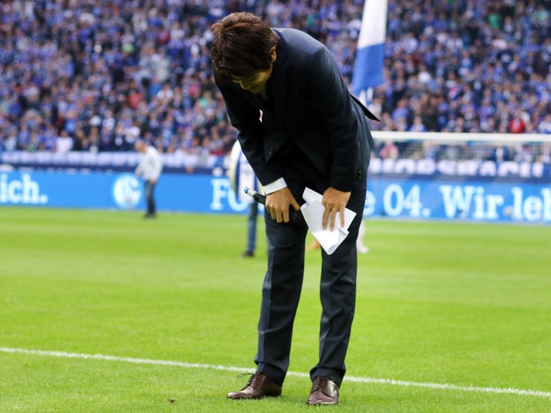 Abschied auf japanisch: Atsuto Uchida verbeugt sich vor den Schalker Fans.