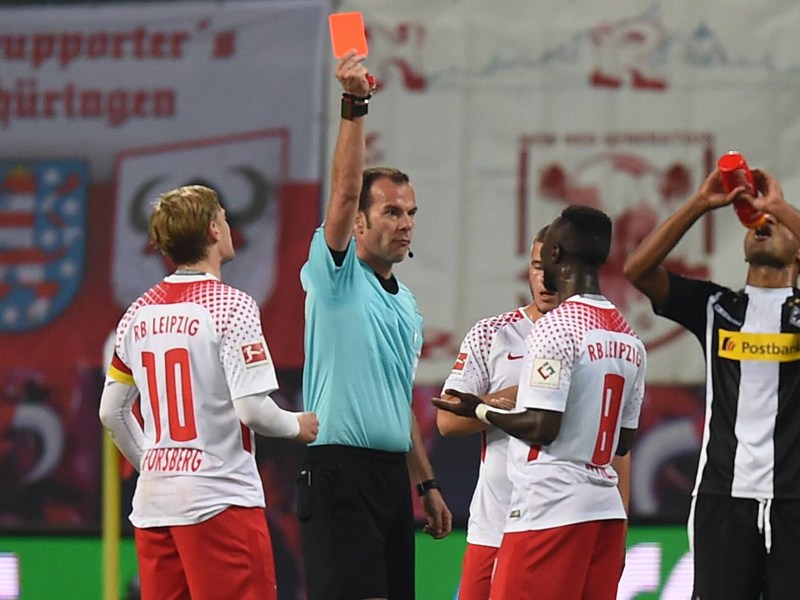 Platzverweis: Schiedsrichter Marco Fritz zeigt Naby Keita die Rote Karte.