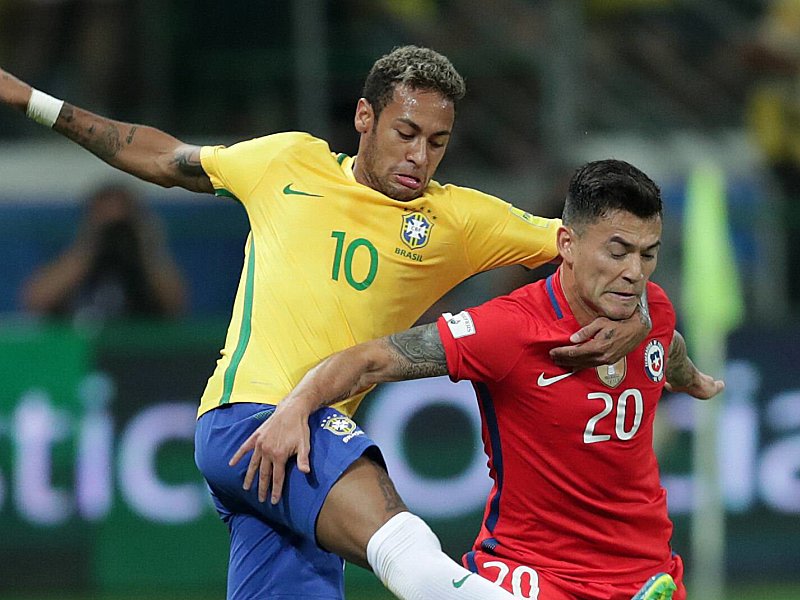 Leverkusens Charles Aranguiz (re.) beim WM-Aus Chiles in Brasilien gegen Topstar Neymar.