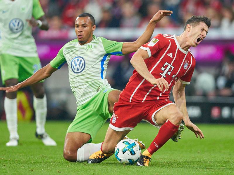 Der VfL will ihn halten: Wolfsburgs Verteidiger Marcel Tisserand, hier links gegen Bayerns Robert Lewandowski.