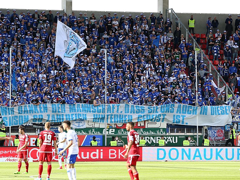Bewiesen einen Sinn f&#252;r Humor: Die Schalker Fans in Ingolstadt. 