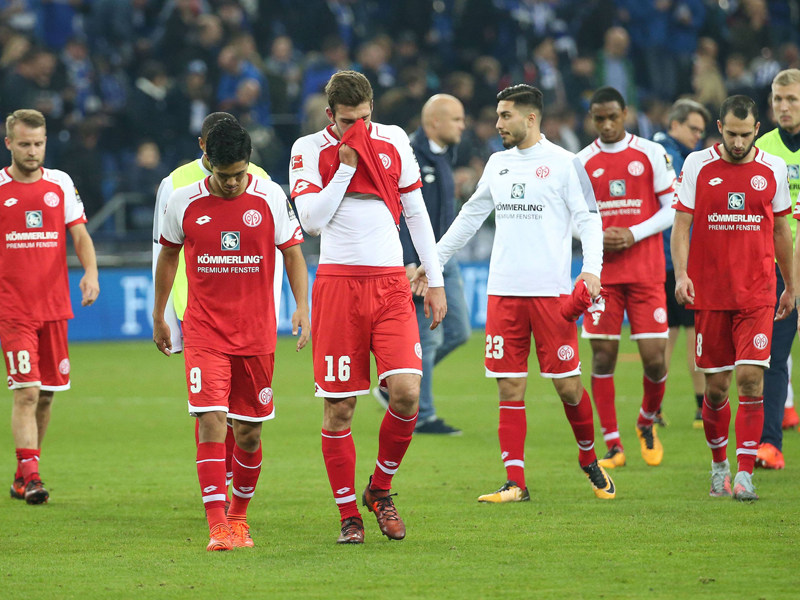 Niedergeschlagen: Die Mainzer nach der 0:2-Niederlage auf Schalke.