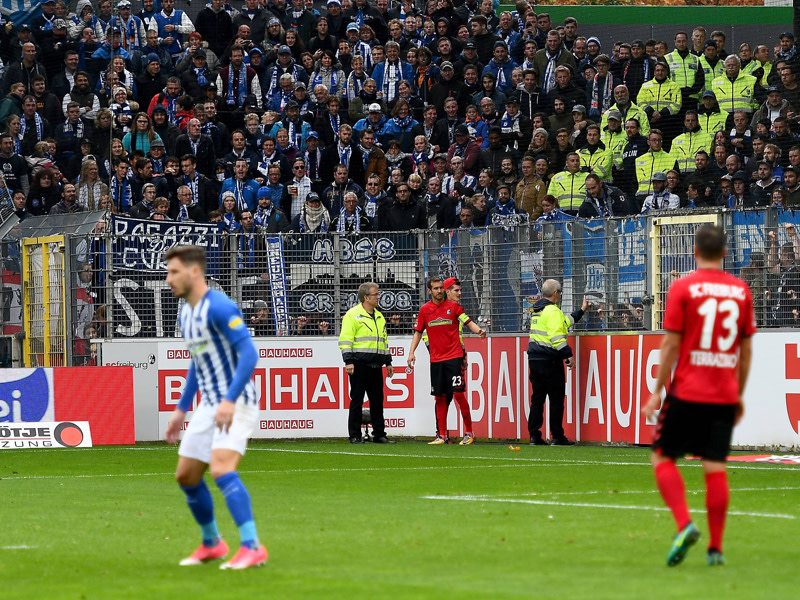 Wurde von Hertha-Fans bei der Ausf&#252;hrung einer Ecke behindert: Freiburgs Julian Schuster.