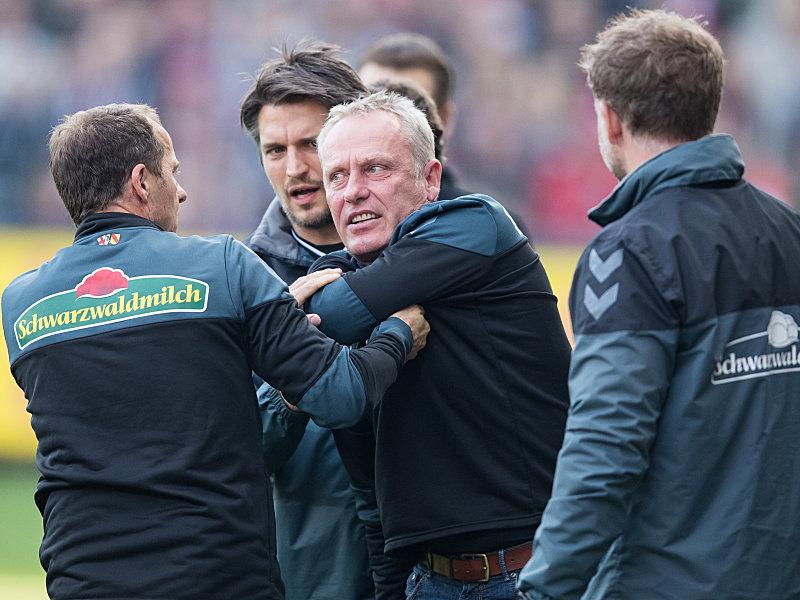 Schmerzen an der Schulter: Christian Streich in der Anfangsphase des Spiels gegen Schalke. 