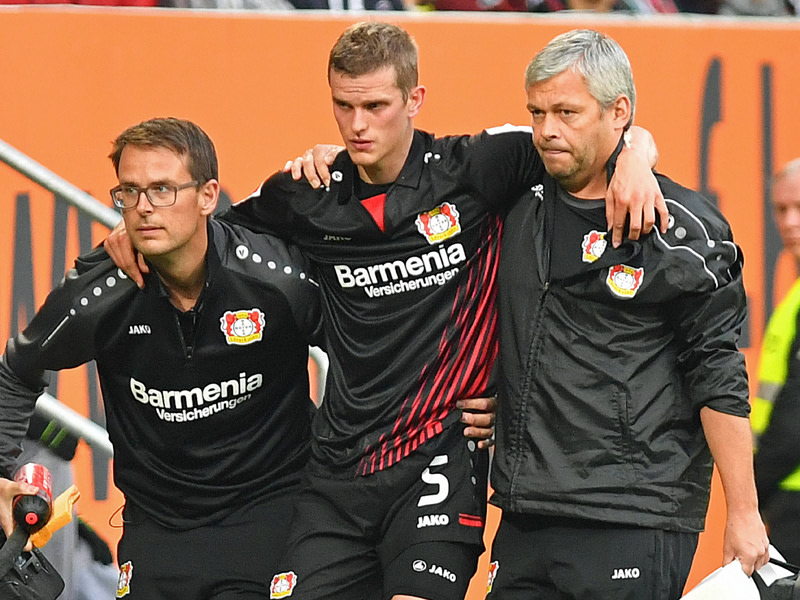 Abtransport in Augsburg: Leverkusens Sven Bender erlitt einen zweifachen Rippenbruch.