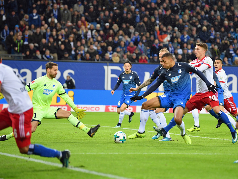 Das 0:1 in Hamburg: Hoffenheims Akpoguma lenkt den Ball ins eigene Netz.