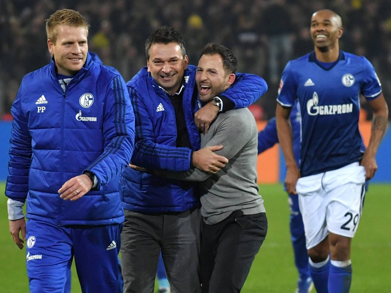 Wenn ganz Schalke lacht: Co-Trainer Peter Perchtold, Christian Heidel, Domenico Tedesco und Naldo (v.l.) nach dem 4:4 in Dortmund.