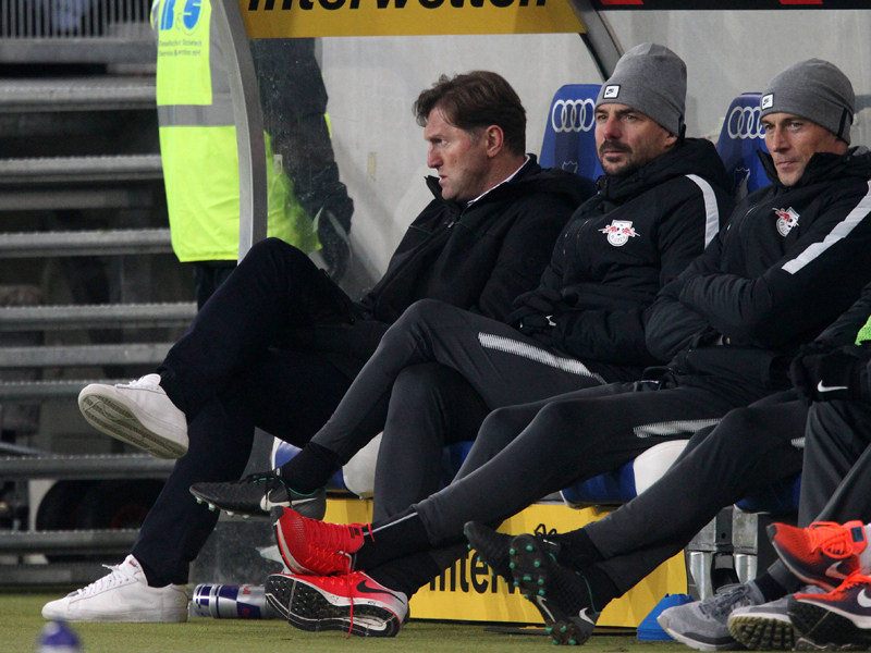 Konnte der 0:4-Niederlage in Hoffenheim nur wenig Positives abgewinnen: Leipzigs Trainer Ralph Hasenh&#252;ttl (li.).