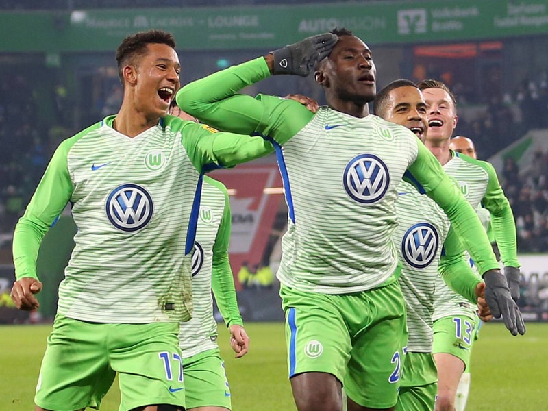 Jubelgru&#223;: Wolfsburgs Josuha Guilavogui (vorne re.) nach seinem Treffer zum 3:0. 