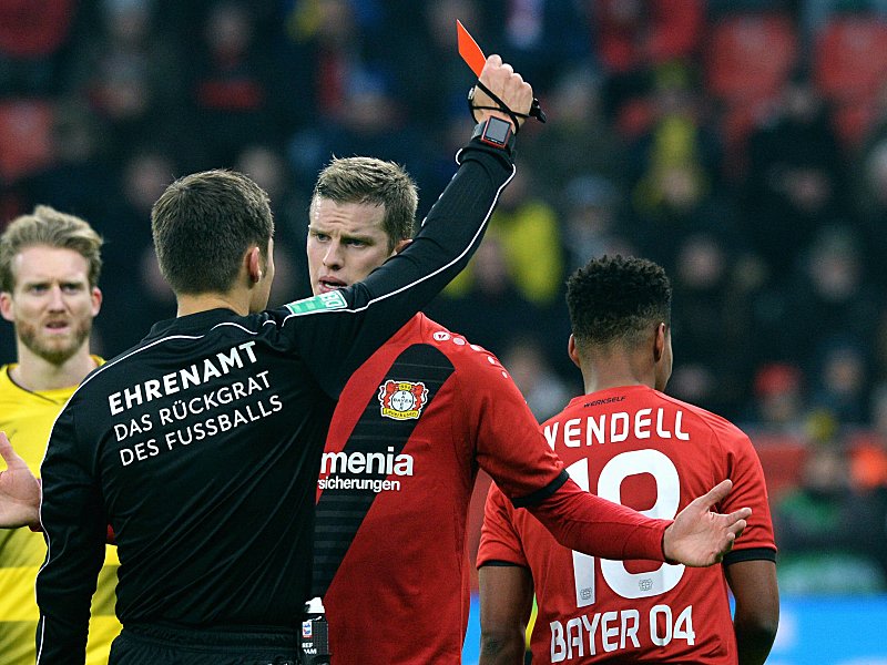 Schiedsrichter Robert Hartmann zeigt Leverkusens Wendell (re.) die Rote Karte.