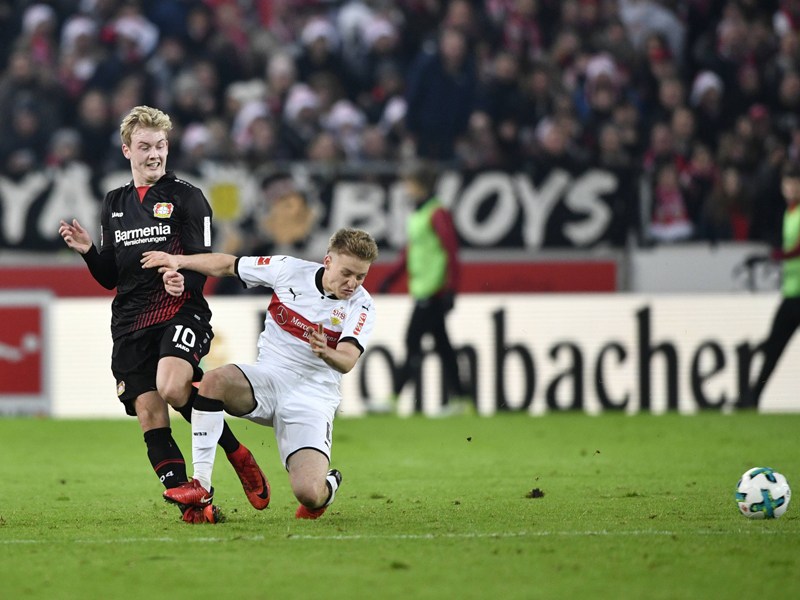 Kampf um den Ball? Stuttgarts Santiago Ascacibar tritt Leverkusens Julian Brandt um und sieht anschlie&#223;end nur Gelb.