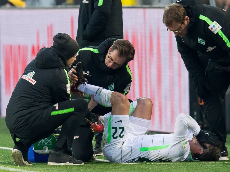 Schwere Verletzung: Werder Bremens Fin Bartels liegt mit Schmerzen am Boden. 