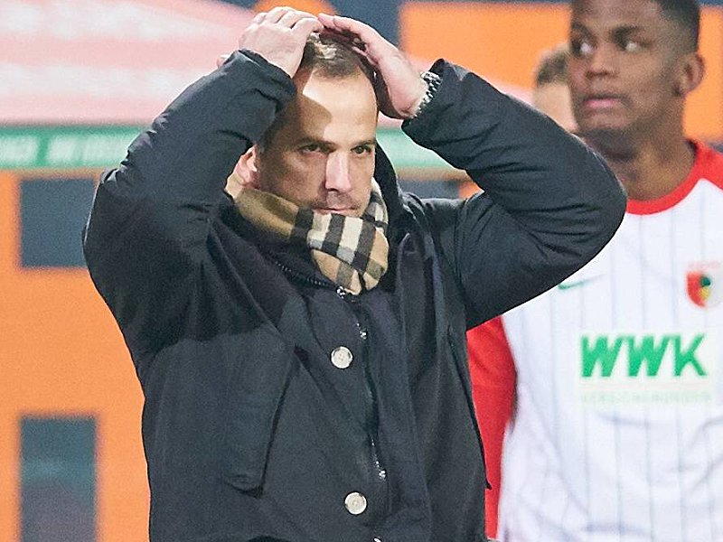 Zum Haareraufen: Augsburgs Trainer Manuel Baum nach dem sp&#228;ten Remis gegen Hertha BSC.