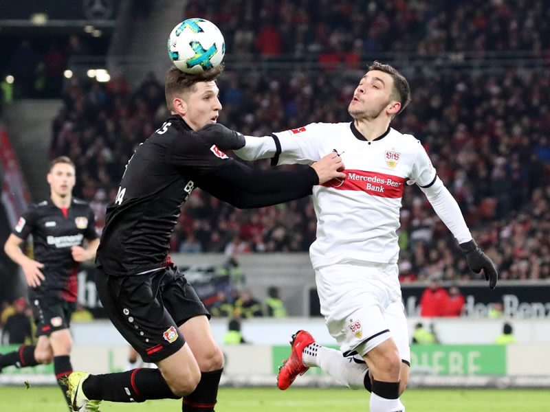 Erhielt von VfB-Sportvorstand Michael Reschke ein Sonderlob: Anastasios Donis (r.).