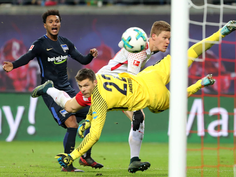 Leipzigs 2:3 gegen Hertha: Der Ball auf dem Weg ins Netz - Absender Marcel Halstenberg ebenfalls.