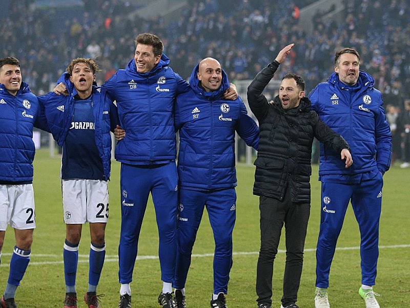 Verschworene Einheit: Trainer Domenico Tedesco (2.v.r.) hat auf Schalke ein Team geformt.