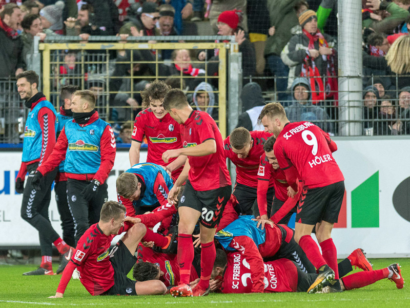 Jubeltraube: Der SC Freiburg feiert ein Tor gegen RB Leipzig - und nach 90 Minuten den Sieg.