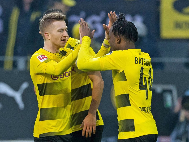 Dortmunds Marco Reus und Michy Batshuayi feiern den Treffer zum 1:0. 