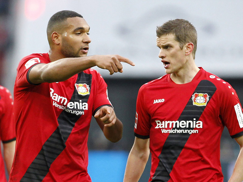 Einiges zu diskutieren gab es f&#252;r Leverkusens Jonathan Tah (li.) und Sven Bender bei der Niederlage gegen Hertha BSC.