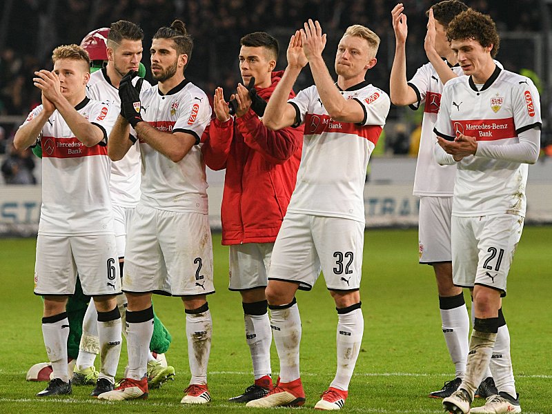 Erleichterung pur: Andreas Beck (3.v.r.) und seine Kollegen feiern mit den Stuttgarter Fans.