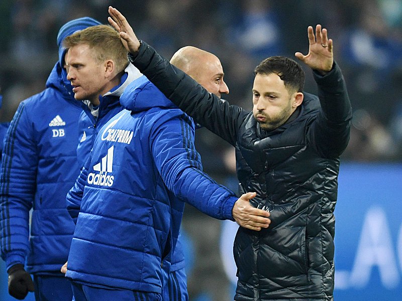 Durchpusten nach einem wichtigen 2:1-Erfolg: Schalke-Coach Domenico Tedesco.