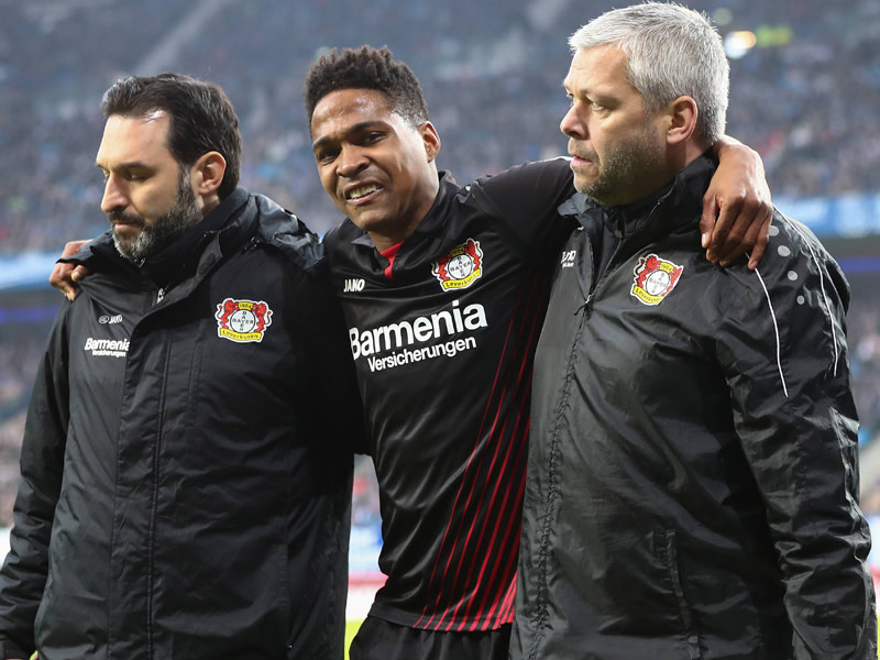 Angeschlagen: Leverkusens Wendell wird von Mannschaftsarzt Burak Yildirim (links) und Chef-Physiotherapeut Sven Elsinger gest&#252;tzt.