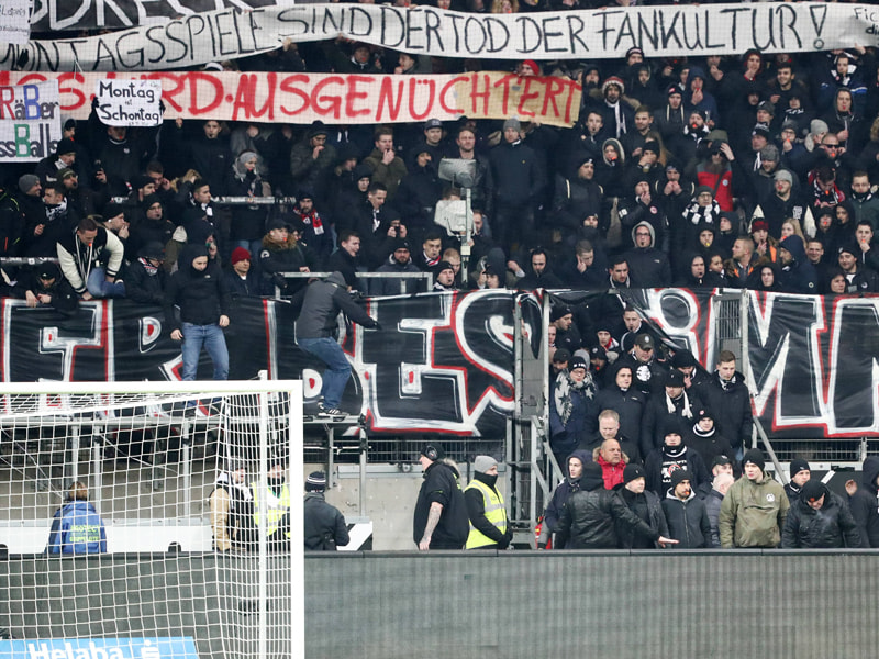 Durften im Innenraum protestieren: Den Fans von Eintracht Frankfurt wurden vor&#252;bergehend die Tore ge&#246;ffnet.