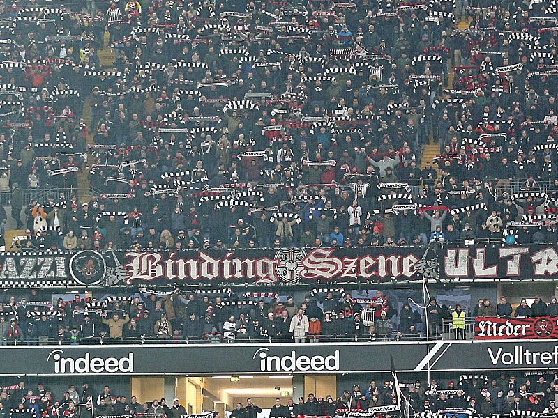 Traurige Begleiterscheinungen tr&#252;ben die Freude der Eintracht-Fans.