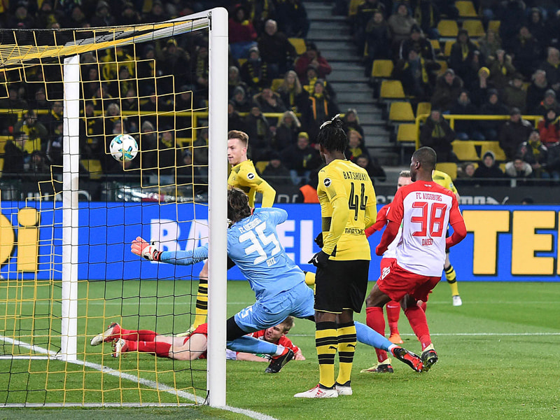 Die Dortmunder F&#252;hrung: Marco Reus trifft per Lupfer zum 1:0 gegen Augsburg.