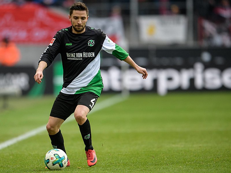 Trifft auf seinen Ex-Klub: Hannovers Julian Korb bekommt mit Borussia M&#246;nchengladbach zu tun.