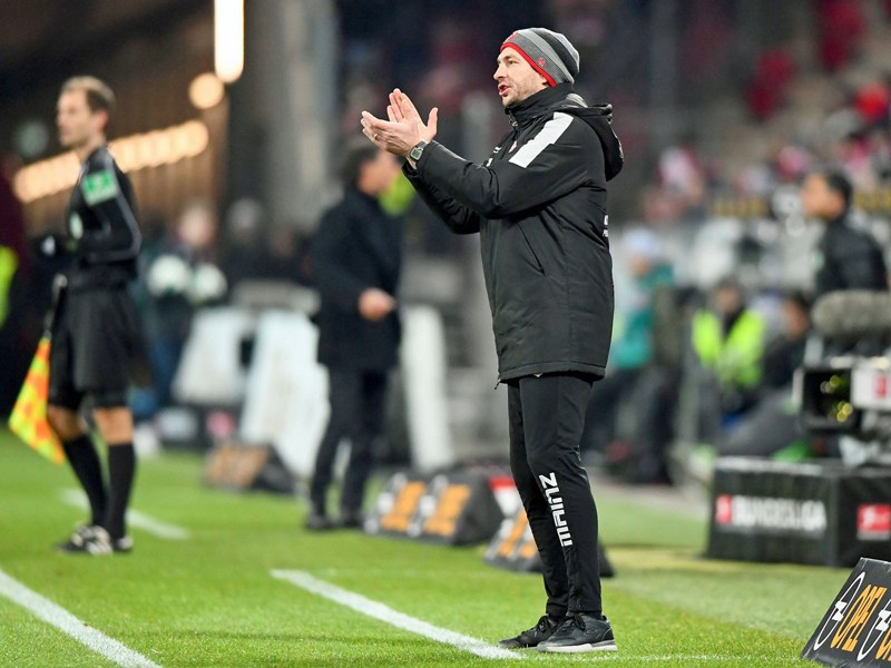 Trennte sich mit seinem Team am Freitagabend mit einem 1:1 vom VfL Wolfsburg: Mainz&apos; Coach Sandro Schwarz.