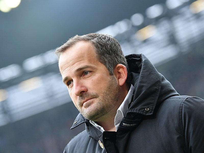 Augsburgs Trainer Manuel Baum ist sich der schwierigen Aufgabe in Dortmund bewusst. 