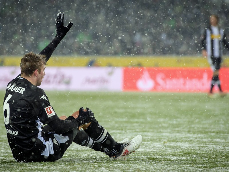 Es geht nicht mehr weiter: Gladbachs Christoph Kramer musste gegen Bremen verletzt vom Platz.