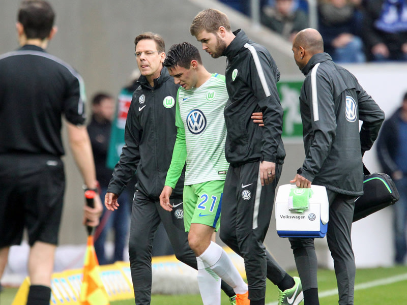 Musste die Nacht im Krankenhaus verbringen: Wolfsburgs Josip Brekalo (M.).
