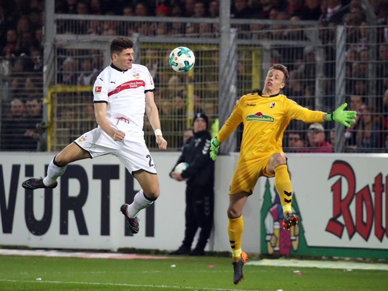 Wirklich alles regelkonform? VfB-Torj&#228;ger Mario Gomez trifft zum 1:0 in Freiburg.