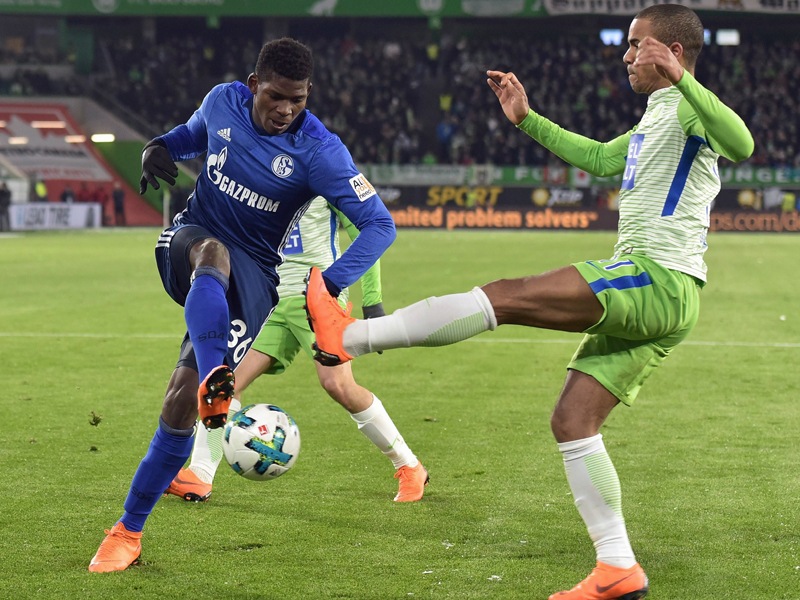Entscheidender Beinschuss: Schalkes Breel Embolo tunnelt den Wolfsburger Didavi vor dem 1:0.