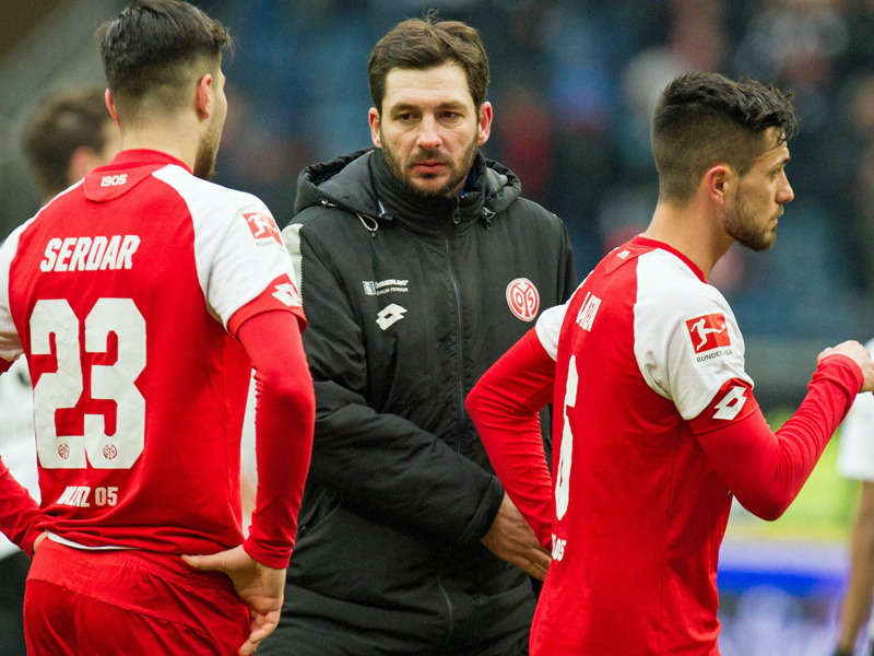 Total bedient von seinen Spielern nach dem 0:3 in Frankfurt: Der Mainzer Coach Sandro Schwarz.