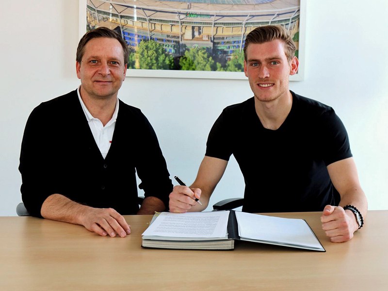 Hannovers Manager Horst Heldt (li.) und Torh&#252;ter Leo Weinkauf bei der Vertragsunterzeichnung.