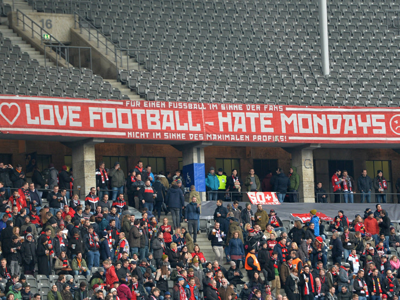 Protest gegen Montagsspiele: Banner der Freiburg-Fans in Berlin.