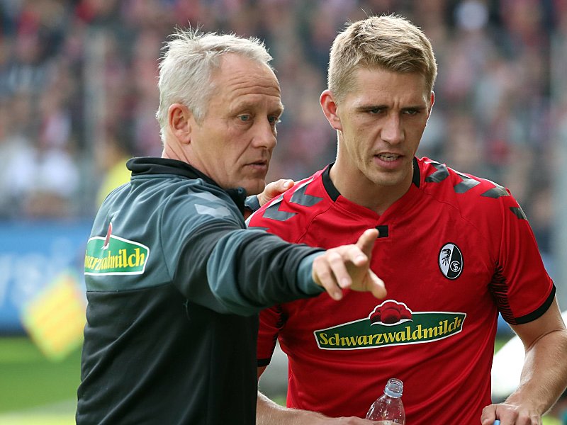 Effektivster Freiburger Angreifer: Coach Christian Streich mit Nils Petersen. 