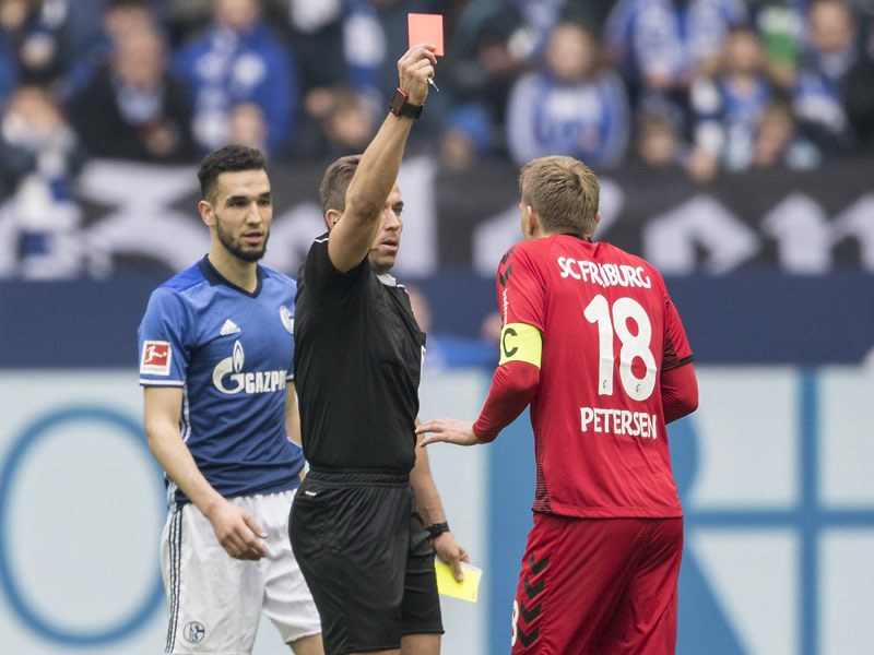 Platzverweis zur&#252;ckgenommen: Schiedsrichter Tobias Stieler zeigte Freiburgs Nils Petersen Gelb-Rot.
