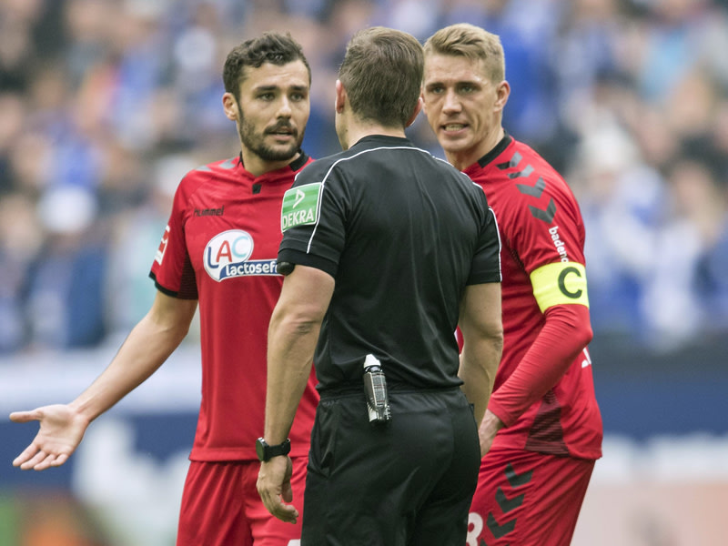 Der Platzverweis gegen Nils Petersen (re.) auf Schalke sorgte f&#252;r reichlich Diskussionen. 