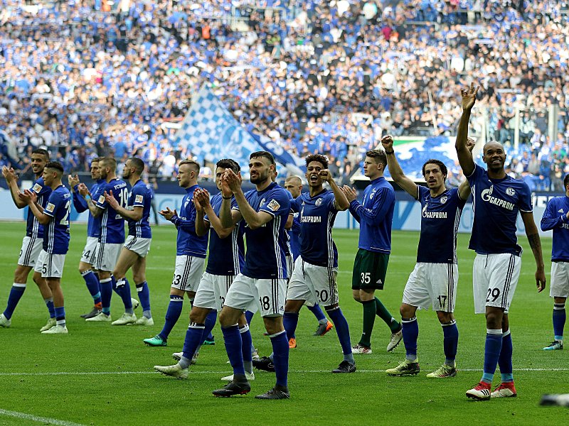 Gl&#252;cklich in blau-wei&#223;: Schalker feiern den Derbysieg.