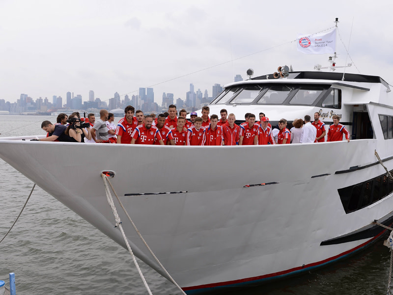 Sommertour 2014: Die Bayern bei einer Bootsfahrt auf dem Hudson River.