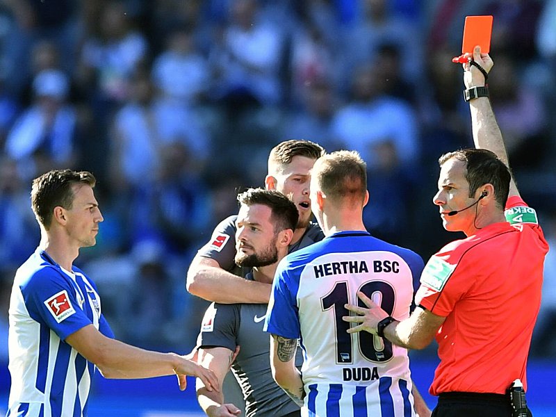 Referee Marco Fritz (re.) zeigt Marcel Heller (Mi.) die Rote Karte. 