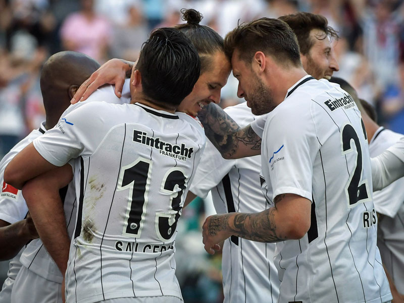 Bejubelten einen 3:0-Sieg gegen Hamburg: Frankfurts Alexander Meier (M.) und Marco Russ.